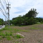 敷地北東側から南方向を撮影。道路は県道28号。物件は道路の右側。敷地は伐採伐根された部分全て。右側に南アルプスを眺望。